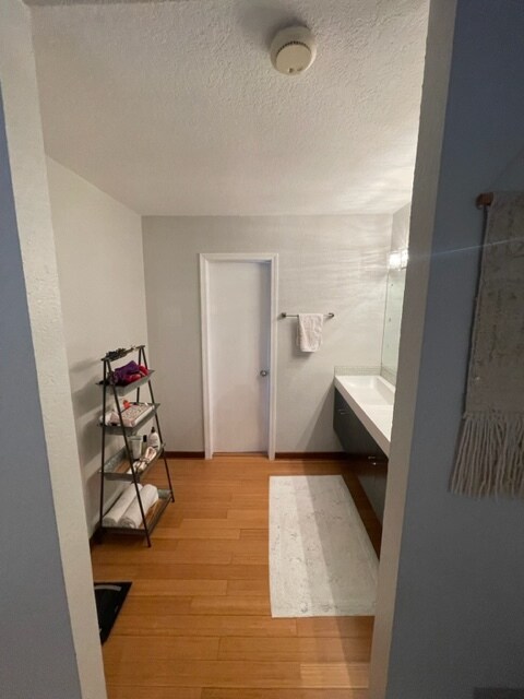 Master bathroom - 2103 Rockefeller Ln