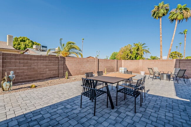 Building Photo - 2163 S Las Flores