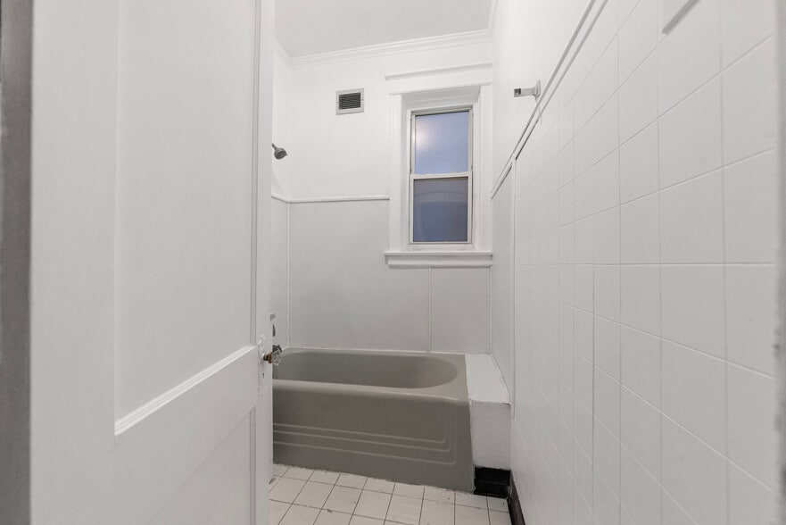 Building Photo - 1353 W Catalpa Ave