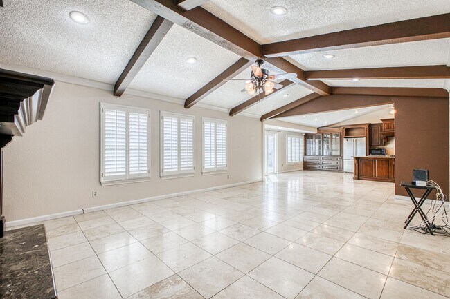 Building Photo - Beautiful House with 4 bed - 2 baths - office & covered big Jacuzzi