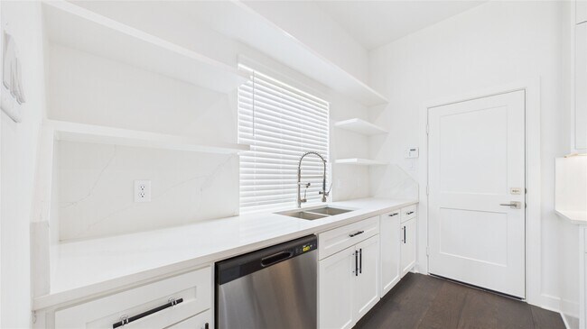 Building Photo - 6732 Lozier St