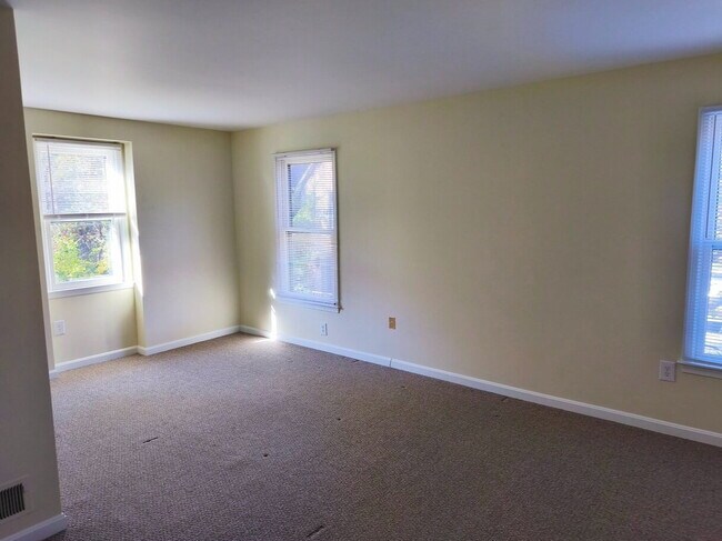 Building Photo - Charming Fair Woods Townhome Awaits