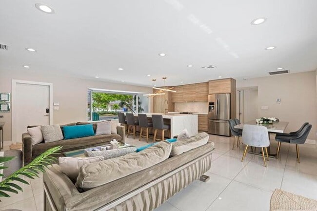 Building Photo - 2112 NE 32nd Ave