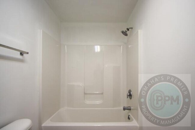 Building Photo - Beautiful 3Bd/2Ba Split entry in Omaha!