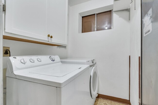 Building Photo - Boulder Ranch Style Home Available Now