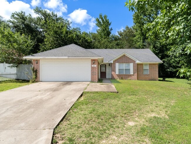 Building Photo - Freshly Updated 3 Bed, 2 Bath Home in Fort...