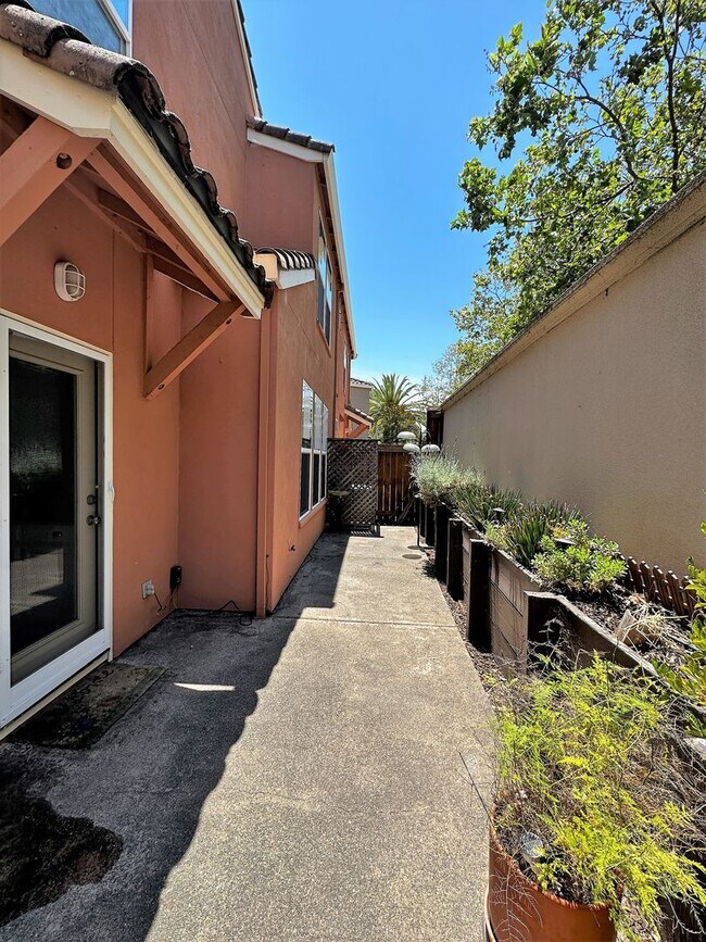 Building Photo - Gorgeous 3 bedroom, 2 and a half bathroom townhome in Hamilton Field for rent!