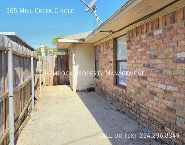 Building Photo - Duplex near Hewitt Drive