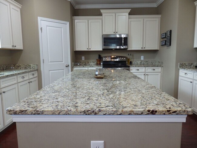 Building Photo - Look No Further. You Have Found Home!!! Av...