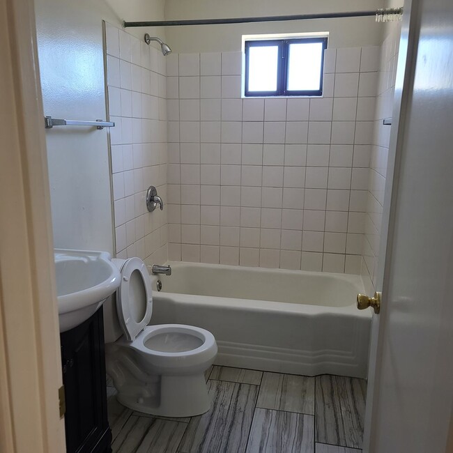 Building Photo - One Bedroom Apartment located near the UC ...