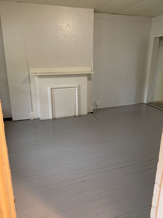 Building Photo - 3 Bedroom 1 Bath