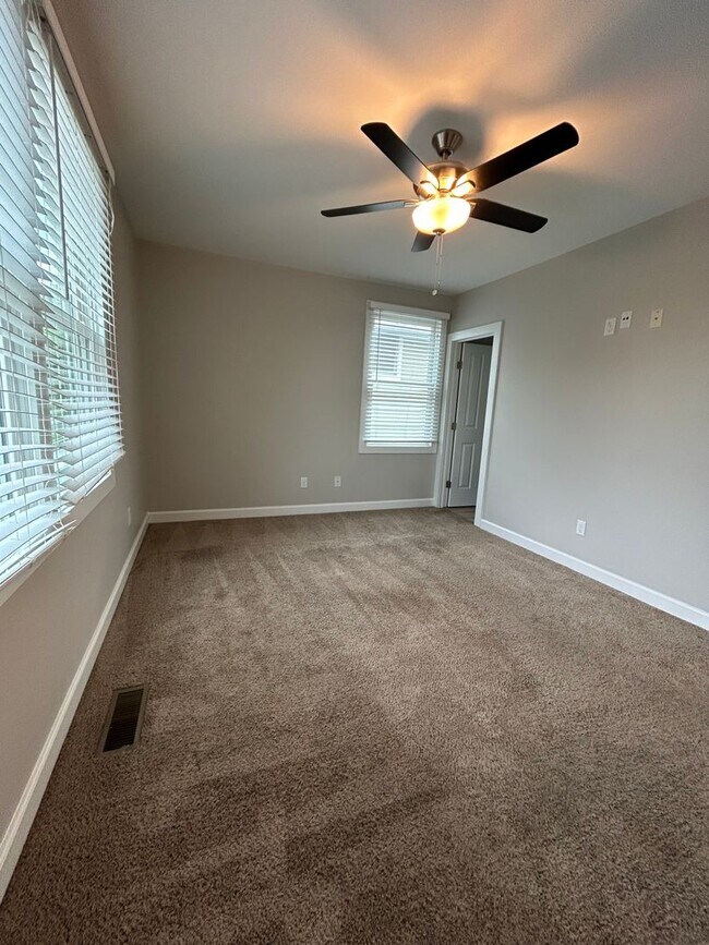 Building Photo - 3 bed 2.5 bath in Germantown, 1 Car Garage, Fenced Yard