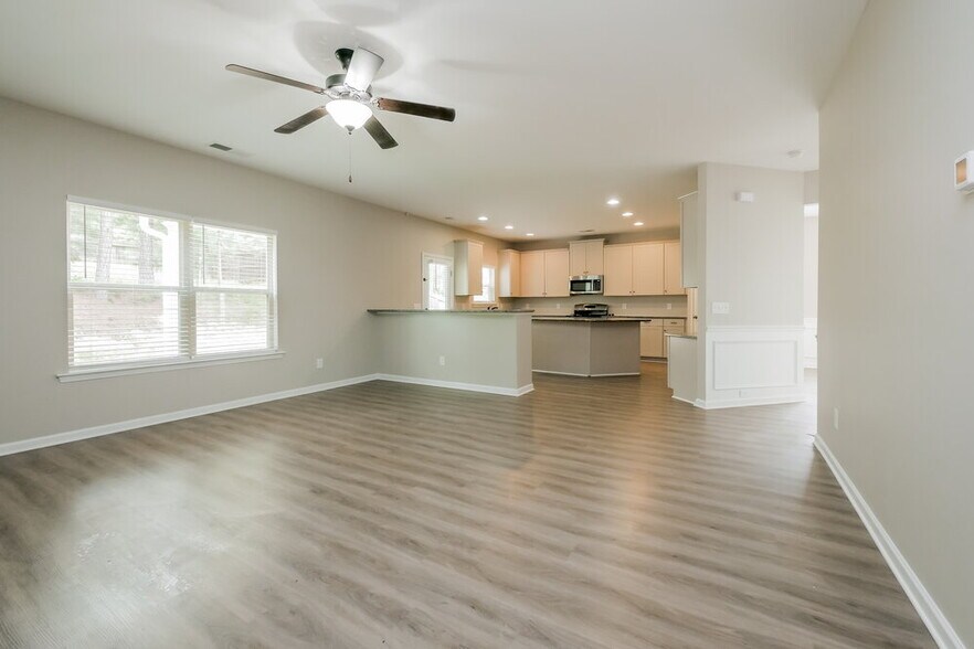 Building Photo - 136 Camellia Way