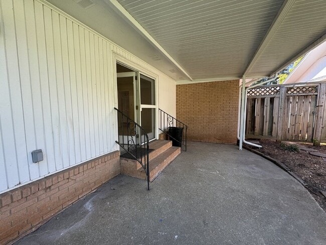 Building Photo - 201 Livingston Dr