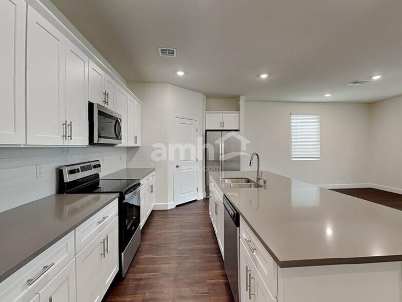 Building Photo - 855 Longwood Gdns St