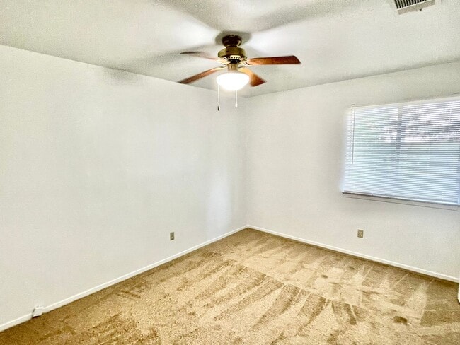 Building Photo - Cute Two Bedroom Duplex in Great Location!