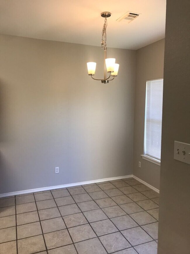 Building Photo - Wonderful 3 bedroom 2 bath Duplex