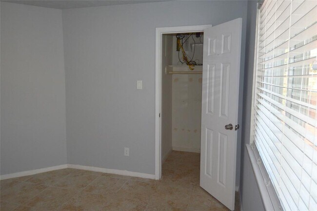 Building Photo - 15030 Vistamont Dr