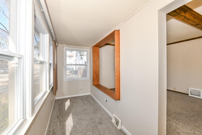 Building Photo - 422 S 89th St