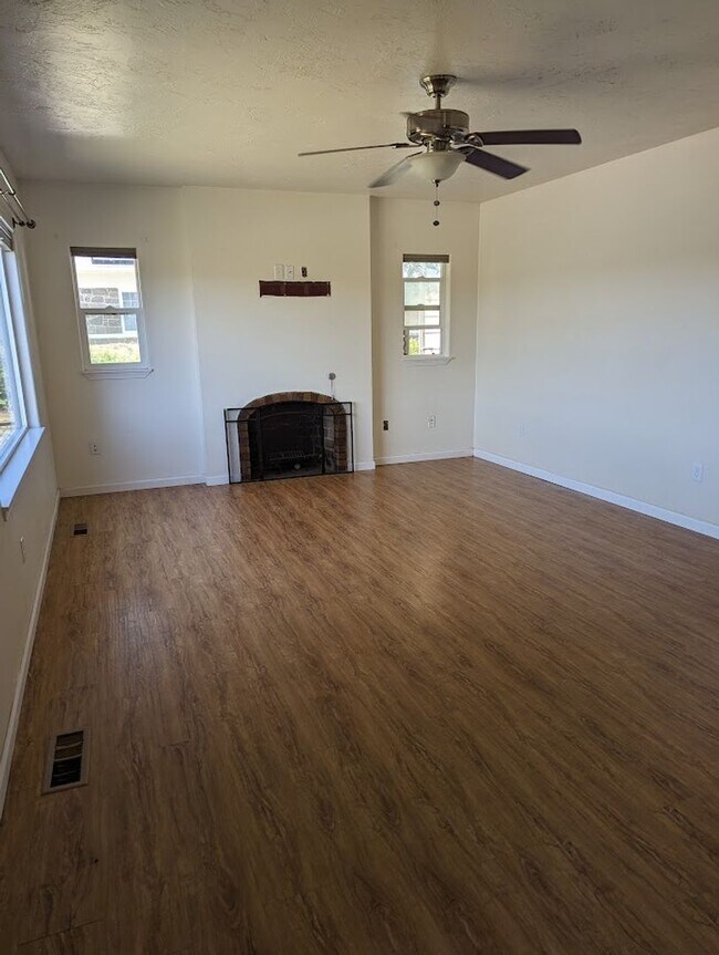 Building Photo - 4 Bedroom 2 Bath House on Prospect - Pet-Friendly!