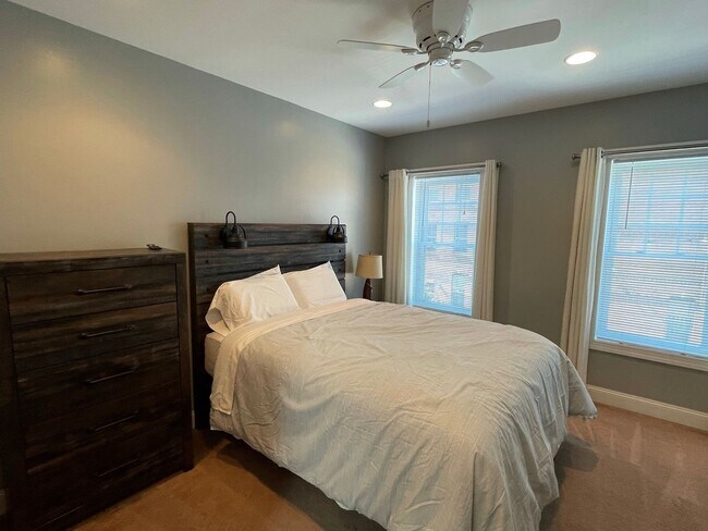 Building Photo - Charming 2 Bedroom/3.5 Bathroom Townhome i...