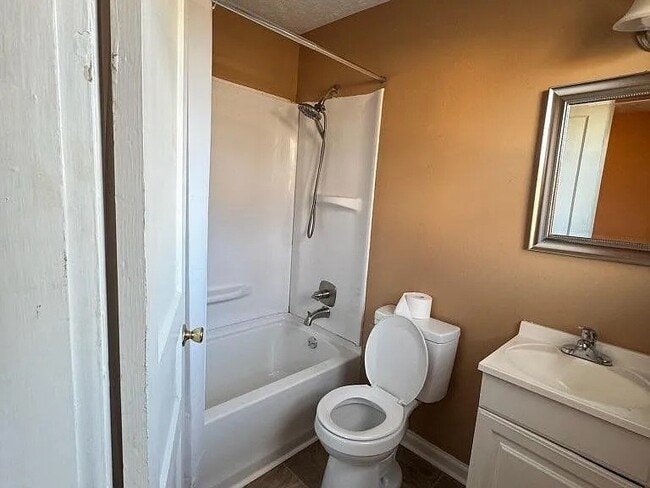 Building Photo - 305 E Park Ave