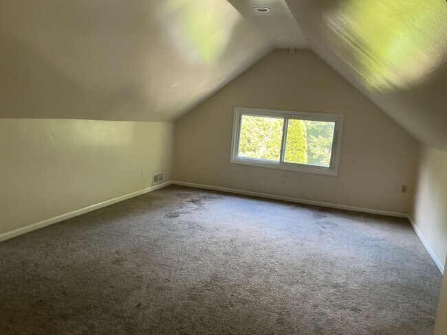 Building Photo - 3 Bedroom Single Family Home