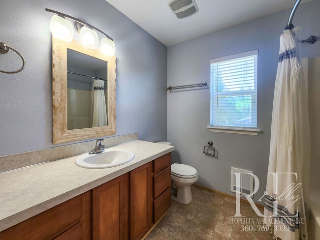 Building Photo - Inviting Poulsbo Home with Open Layout, Fe...