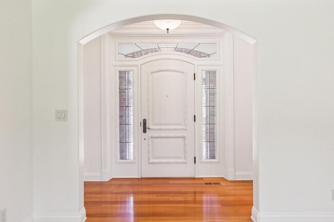 Building Photo - Beautiful, Old-World-style Home in the Heart of Central Menlo Park