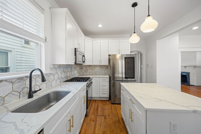 Building Photo - Spacious Corner-Lot Home on Carolina Ave