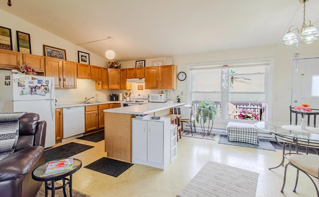 Building Photo - Spacious 3 Bedroom Apartment - AVAILABLE SEPTEMBER
