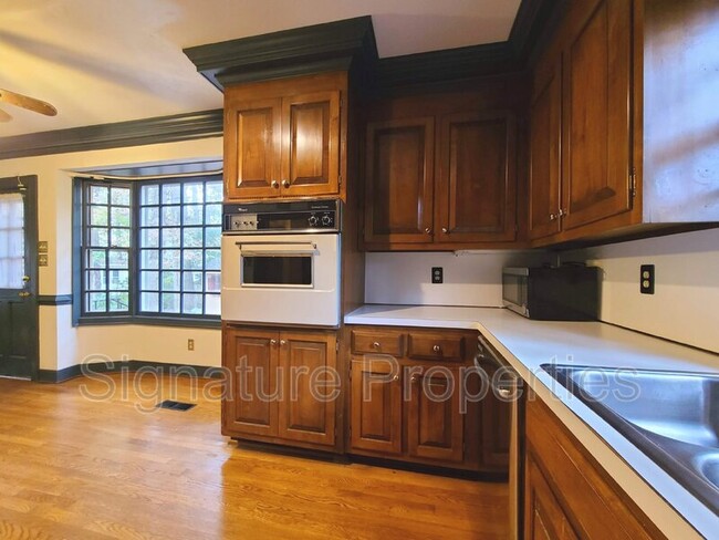 Building Photo - 2302 Mountainbrook Dr