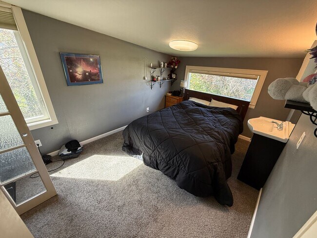 Building Photo - 7 bedroom 3.5 bath Game Room