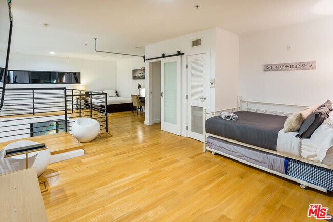 Building Photo - 815 Hampton Dr