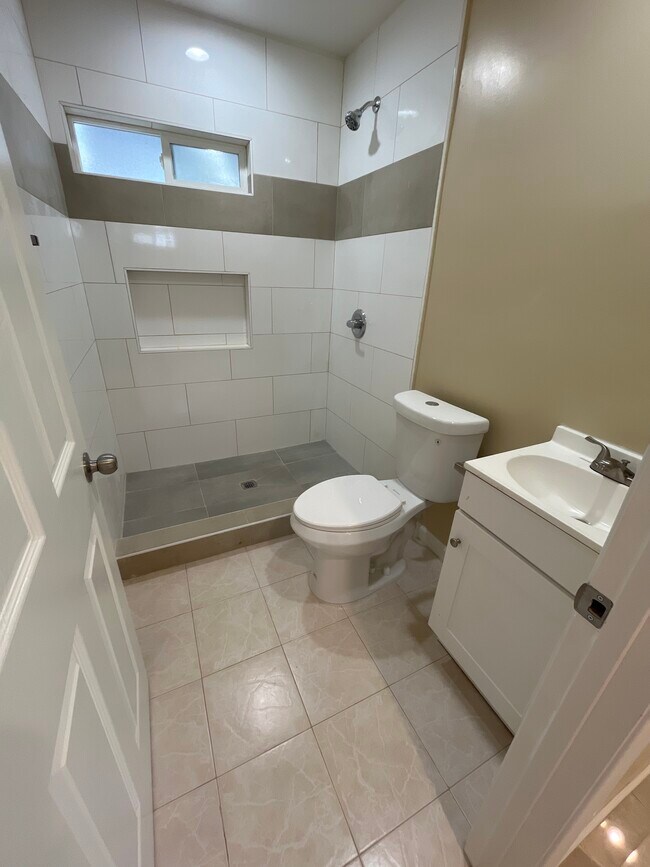 Building Photo - 4858 Palm Ave