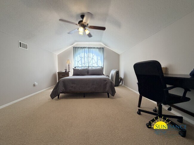 Building Photo - Stunning 5 Bedroom Home in Mary Esther with Beach Access, Pool and Solar Panels!