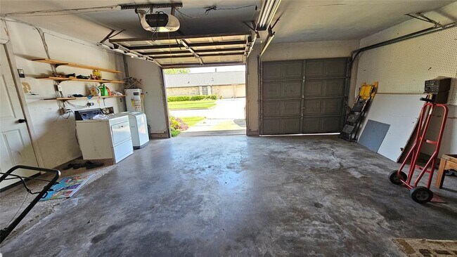 Building Photo - 8103 Royalwood Dr
