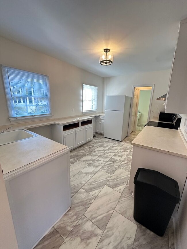 Building Photo - 503 Newport Ave