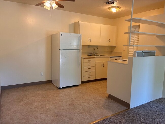 Building Photo - CLOSE-IN SE ::: Next to Park, Spacious, Qu...