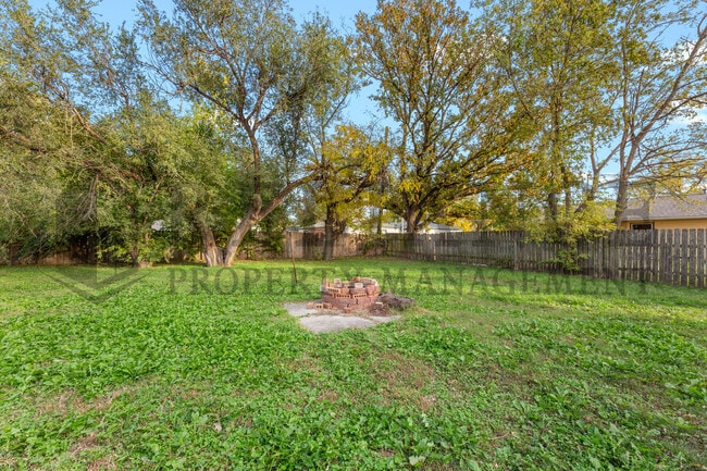 Building Photo - 612 N Custer St