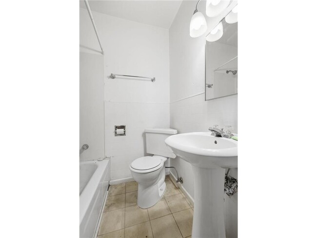 Building Photo - 604 Holly Ave