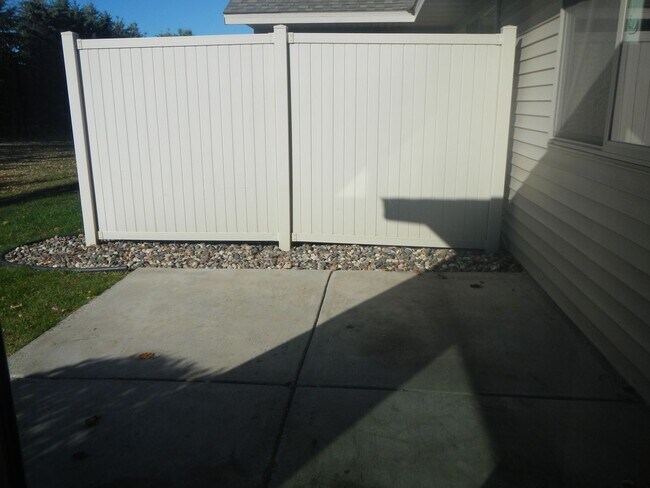 Building Photo - Nice 2 Bedroom 2 Bathroom Twinhome in Somerset