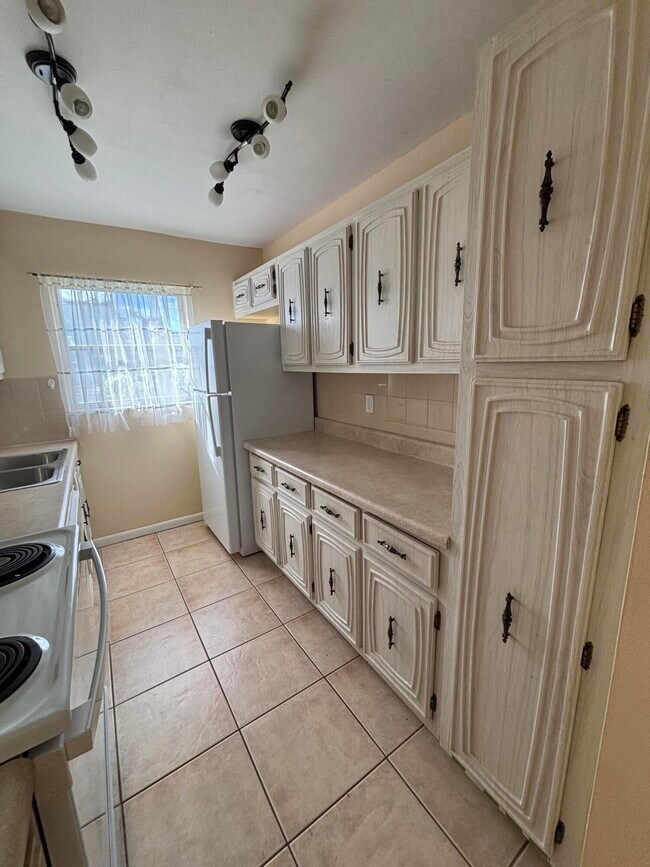 Building Photo - 707 High Point Blvd N