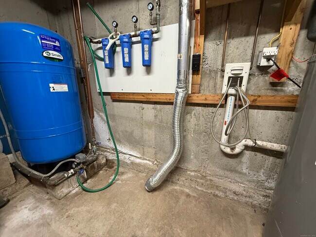 Building Photo - 36 Rock Brook Rd