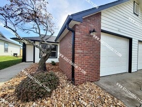 Building Photo - Gorgeous Remodeled Duplex in Baldwin City-Available in JUNE!!