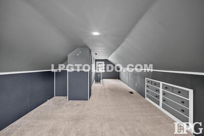 Building Photo - 3540 Bellevue Rd