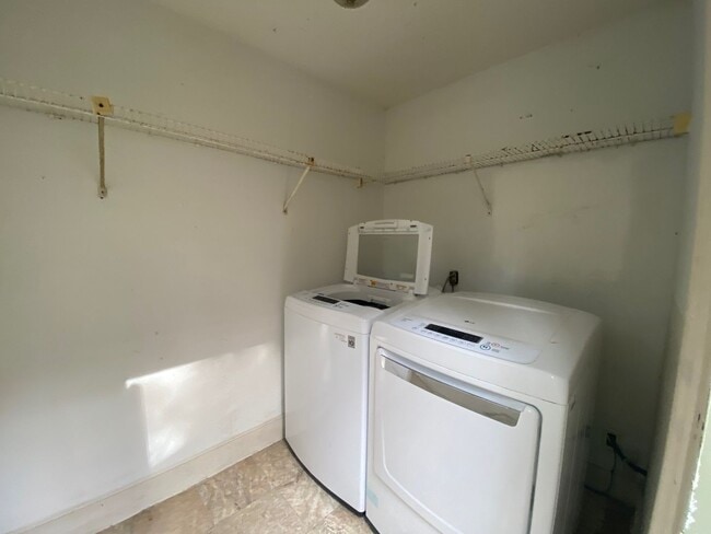 Building Photo - 1730 Beechwood Cir N