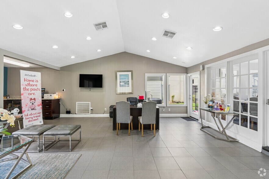 Lobby Photo - Silver Springs