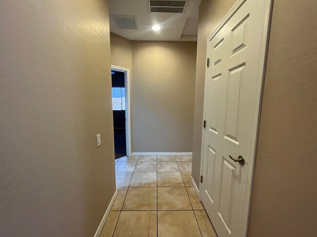 Building Photo - BEAUTIFUL 4 BEDROOM 2 BATHROOM HOME IN PEORIA