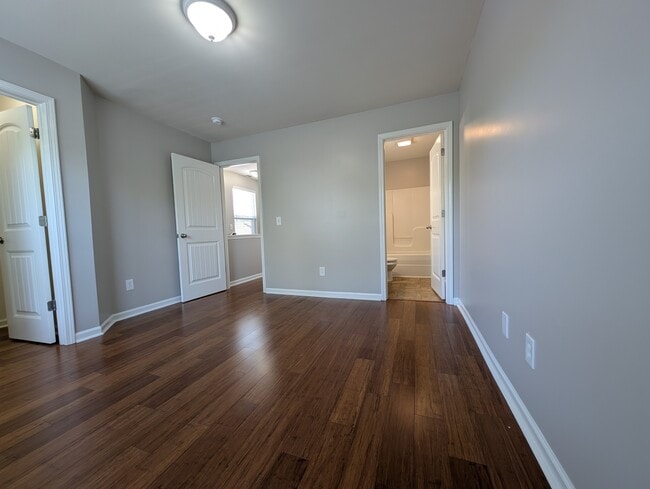 Building Photo - 1438 Riverbrook Dr